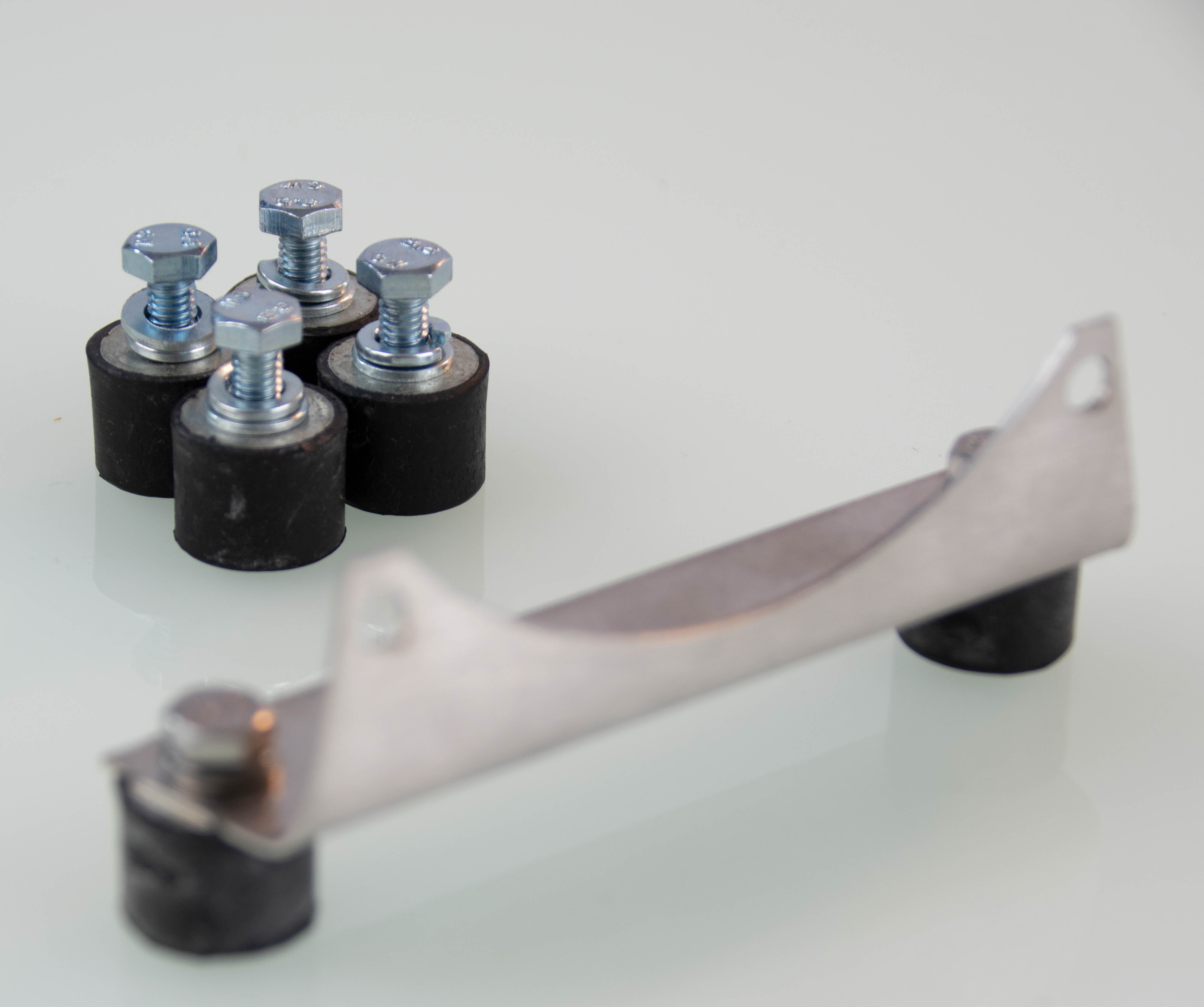 Gummi-Fuß-Set: Ausführung mit Stützwinkel, nur geeignet für Espa Pumpen Aspri 15-3, Aspri 15-4, Aspri 15-5. Lieferumfang: