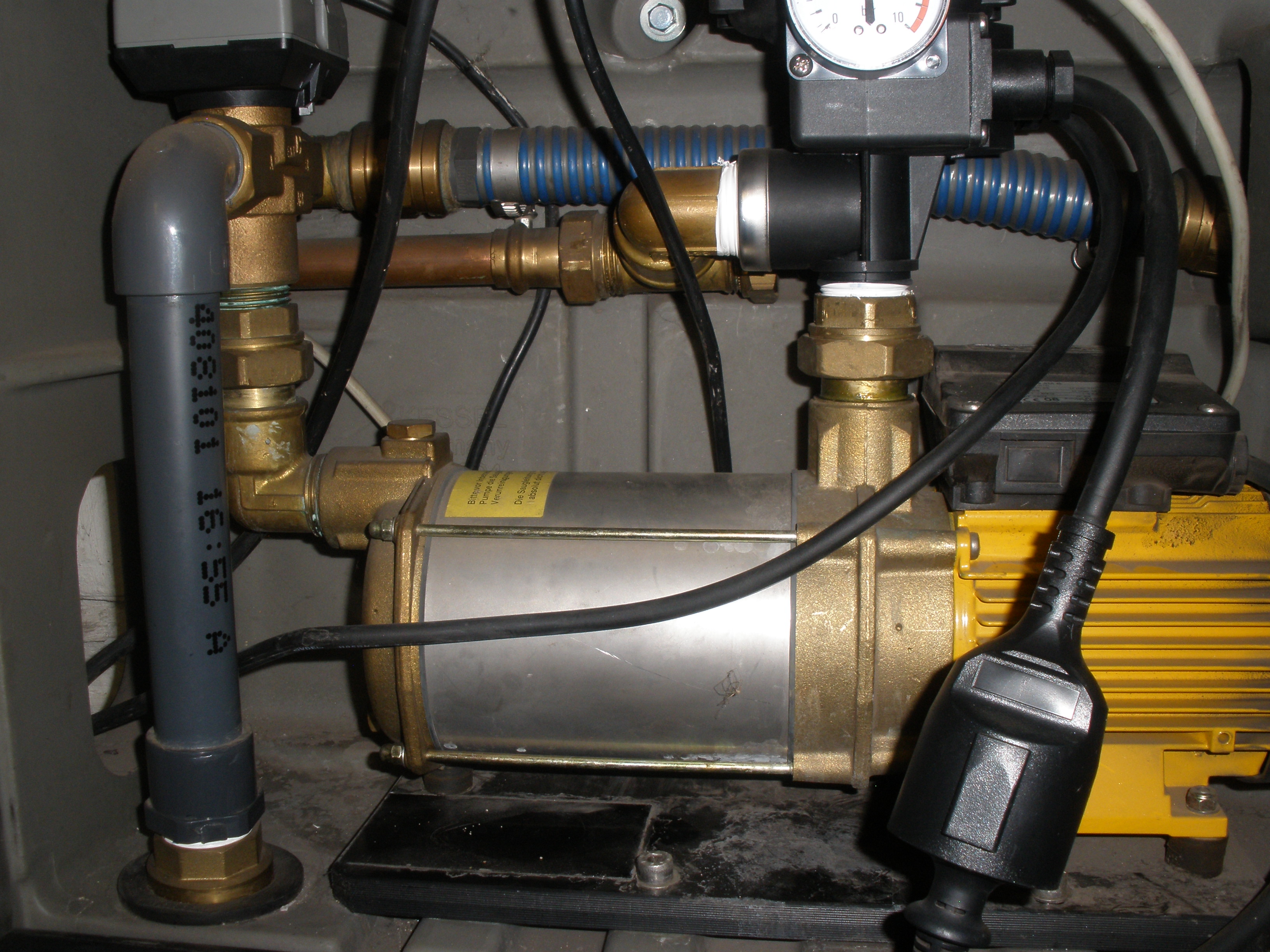 Anschlussdetail Regenwasserpumpenanlage AQABULL mit Aqatronic von Kessel,  