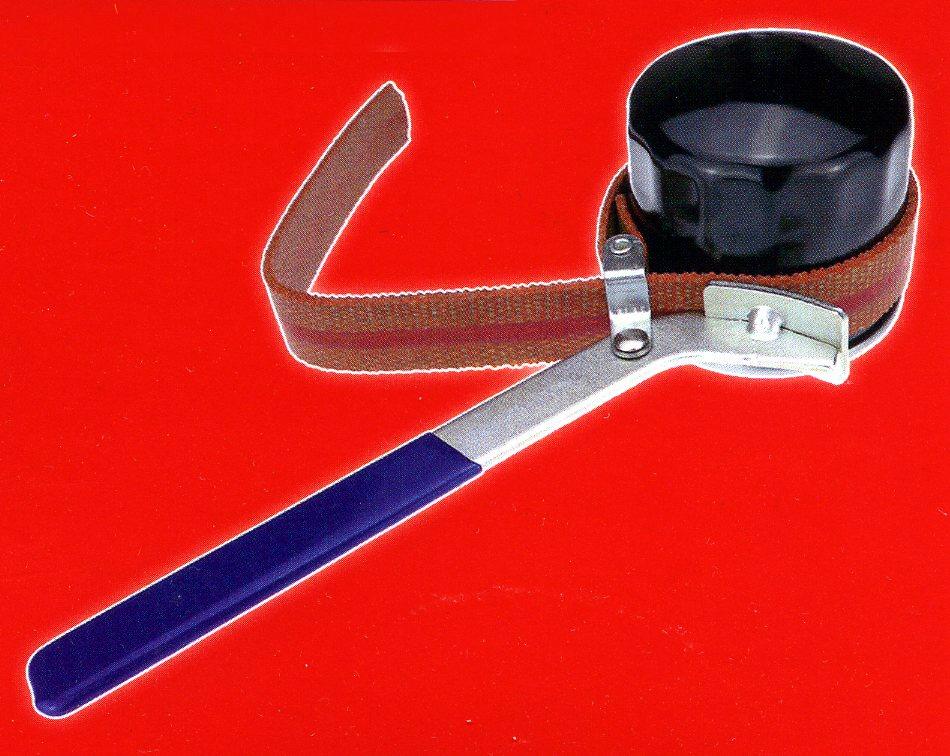Anwendungsbeispiel für Montageschlüssel zum Öffnen und Schließen von Überwurfmuttern bei PVC-Fittings