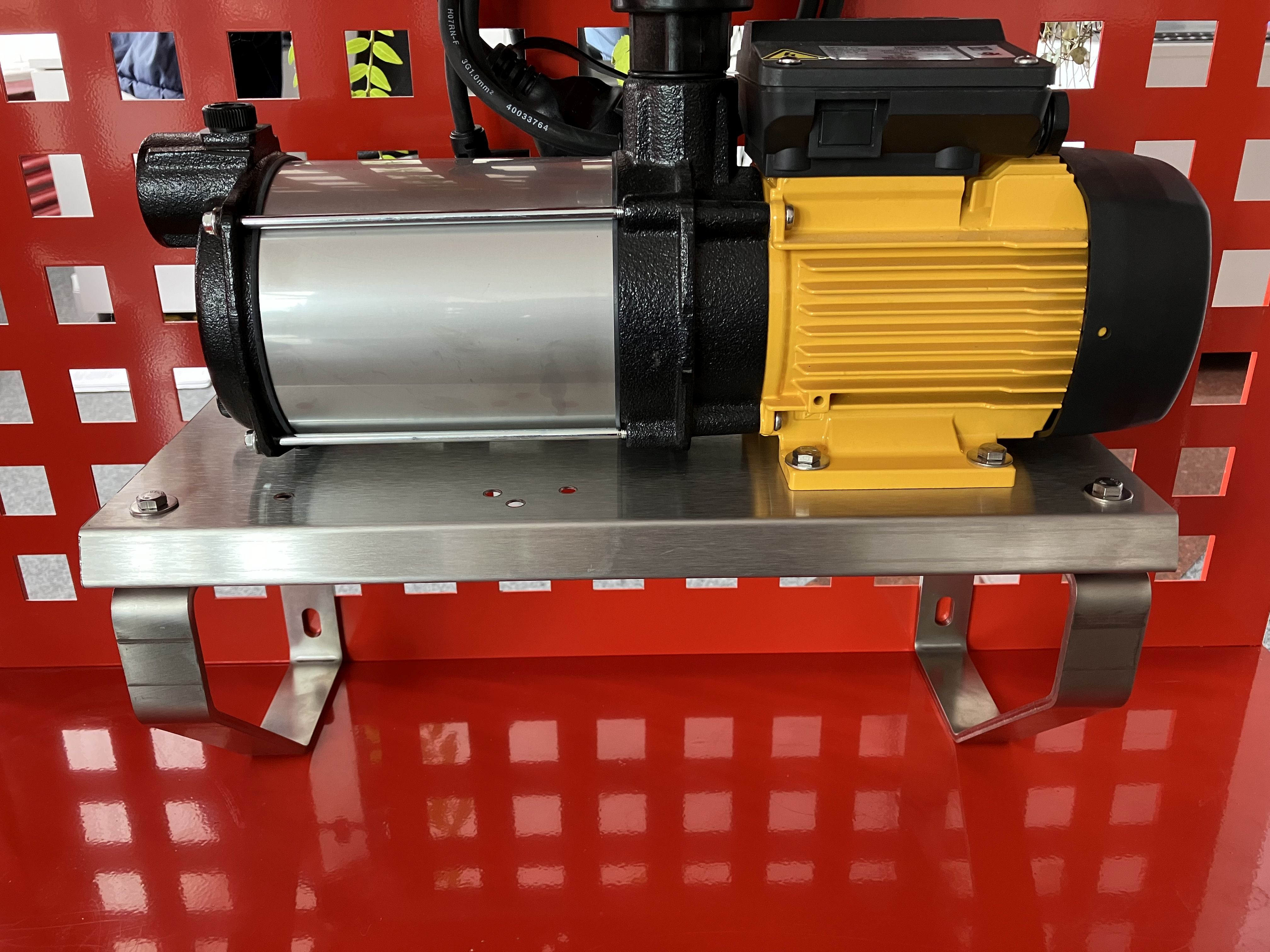 Konsole-mit-Espa-Aspri-15-Pumpe Edelstahlkonsole, Wandhalter mit Gummipuffer zur schwingungsfreien Wand- oder Bodenmontage von Espa Regenwasserpumpen ASPRI 15, 20 und Aspri 25.
