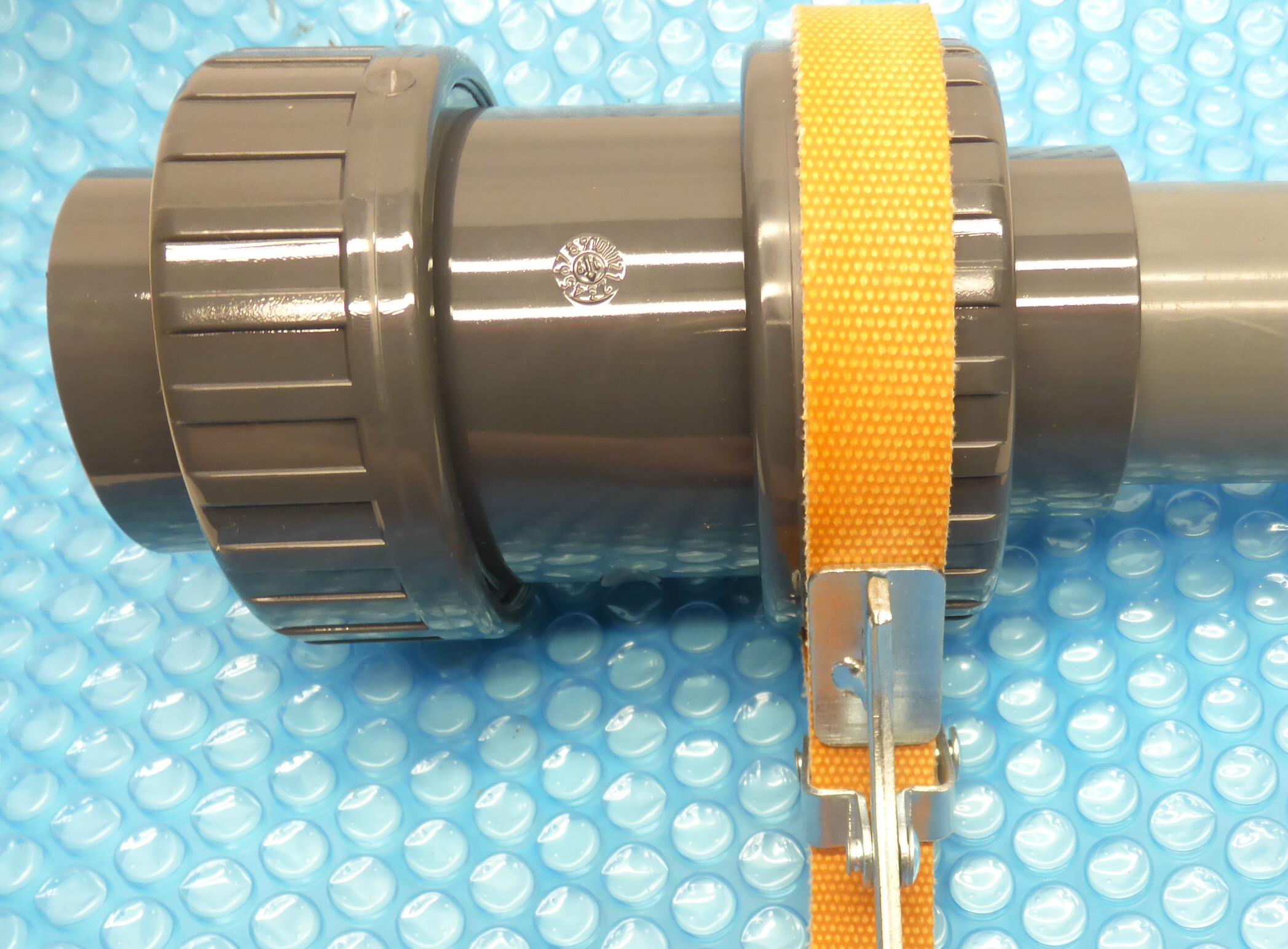 Anwendungsbeispiel für Montageschlüssel zum Öffnen und Schließen von Überwurfmuttern bei PVC-Fittings