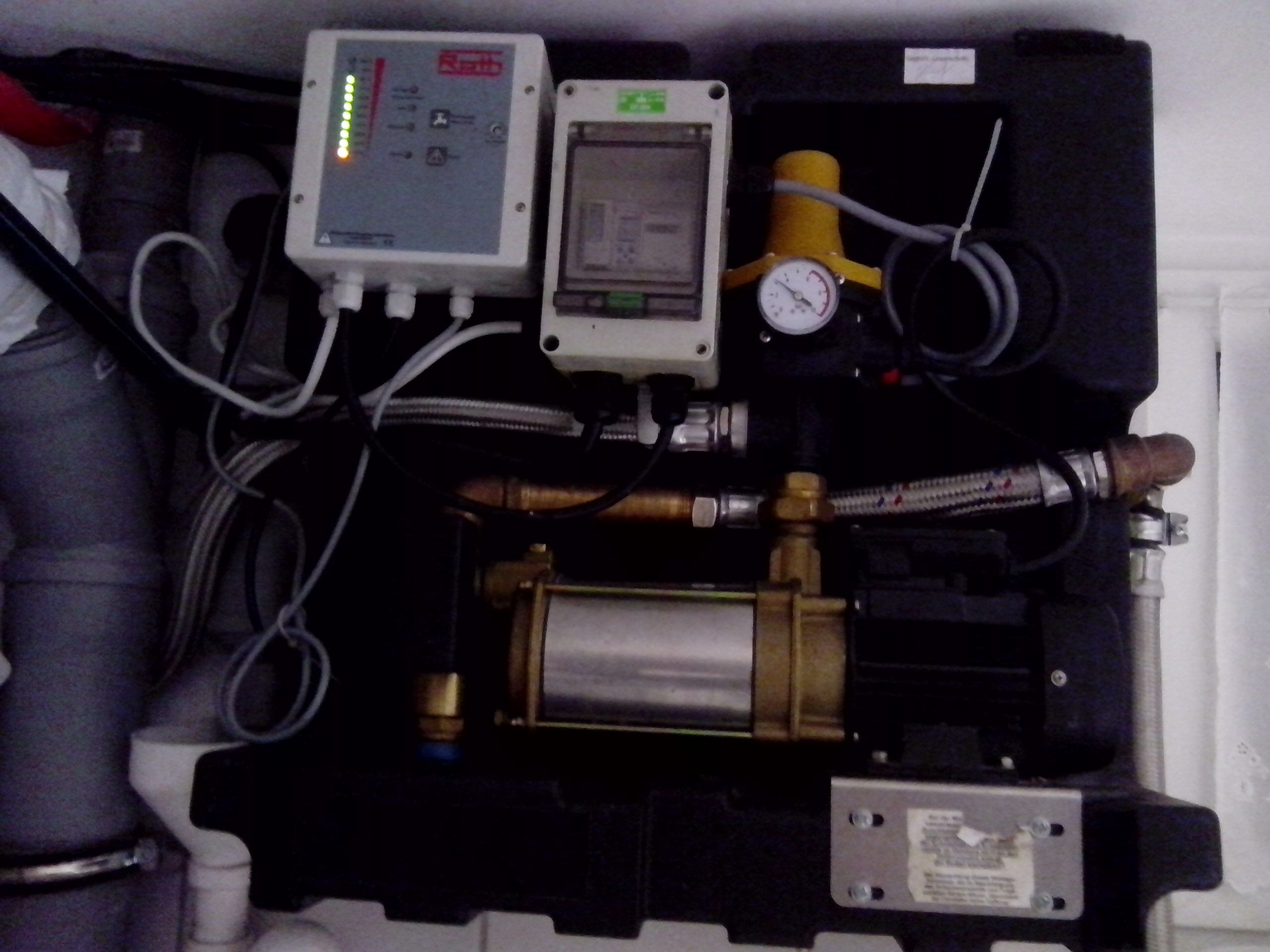 Innenansicht RegenwasserPumpmodul - ROP, Nachspeisemodul RON von Roth