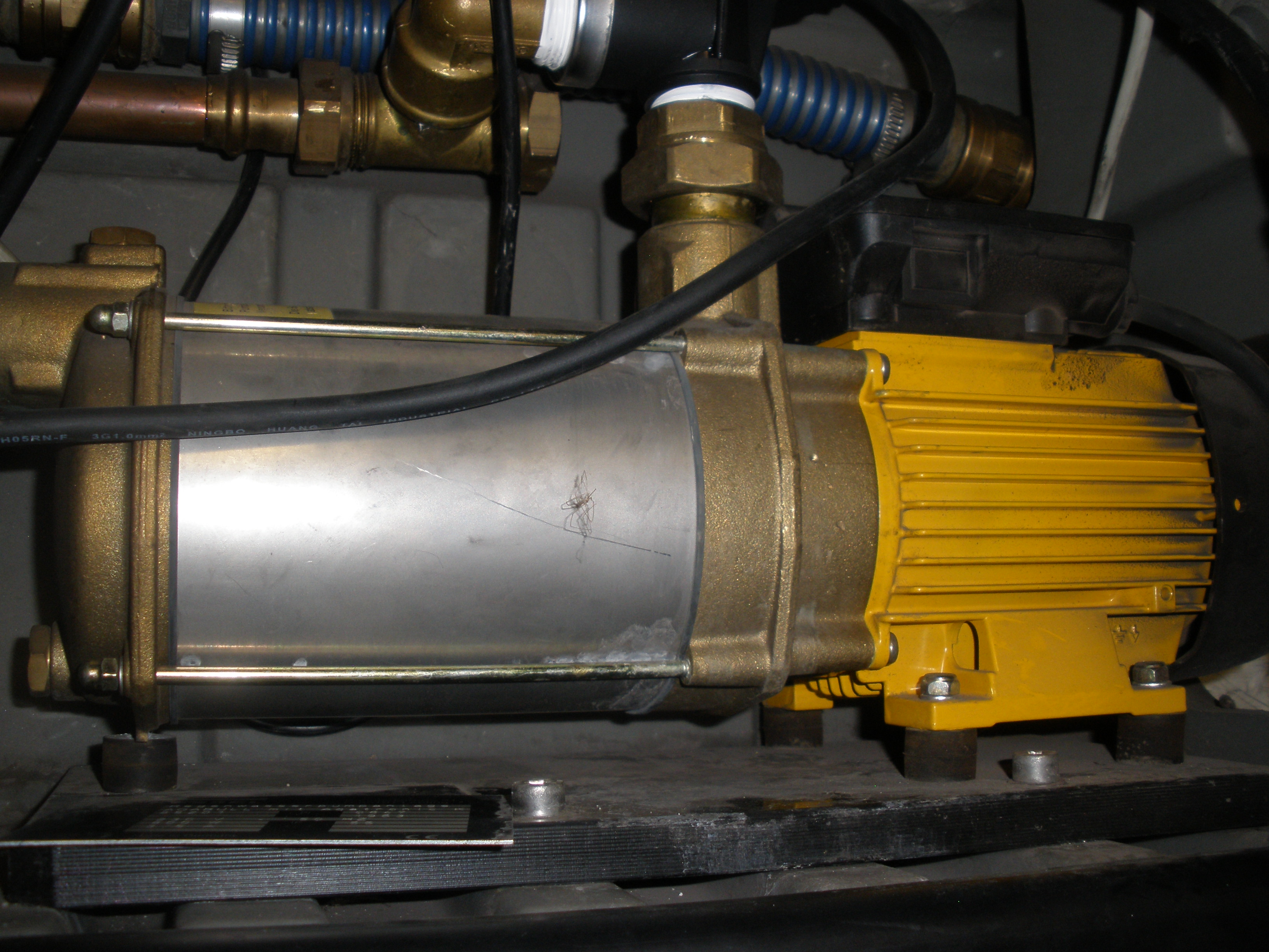 Anschlussdetail Regenwasserpumpenanlage AQABULL mit Aqatronic von Kessel