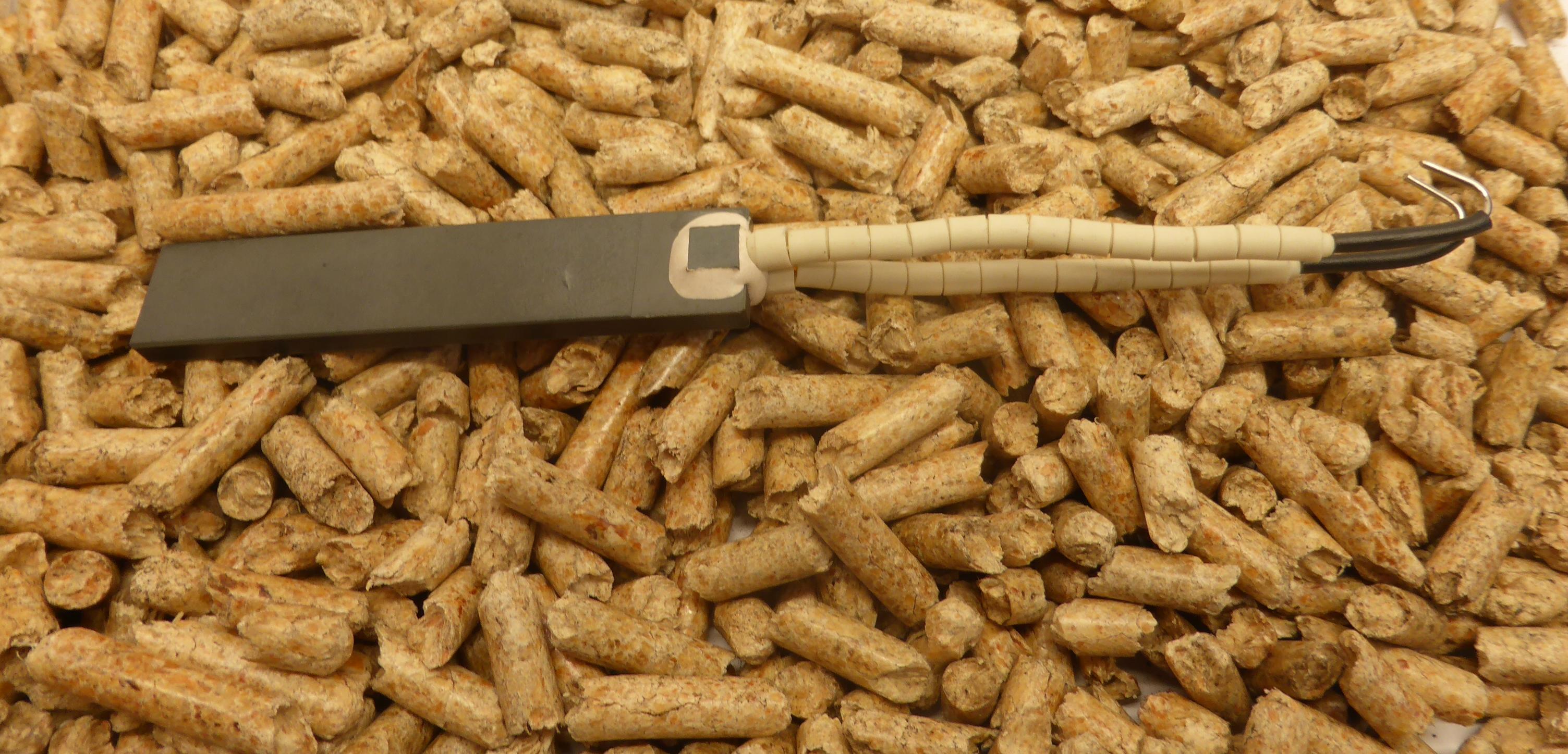 Keramische Zündung mit Keramikperlen, -alte Ausführung- mit Teflonschlauch und Anschlussleitung für Pelletöfen von Calimax.