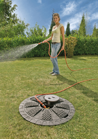 Einbaubeispiel Kunststoff Regenwasserspeicher, Flachtank mit Filter und Pumpe
