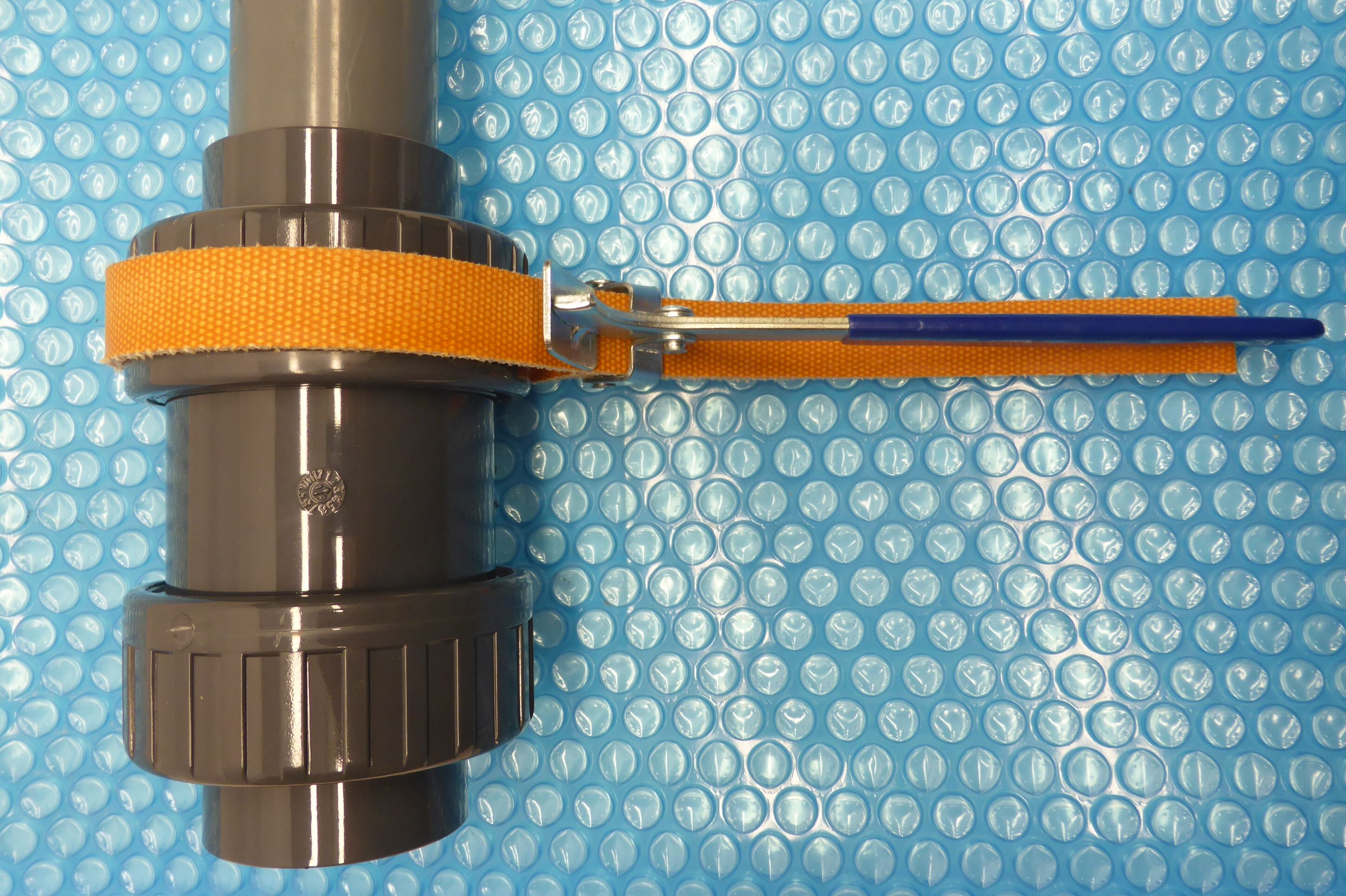 Anwendungsbeispiel für Montageschlüssel zum Öffnen und Schließen von Überwurfmuttern bei PVC-Fittings