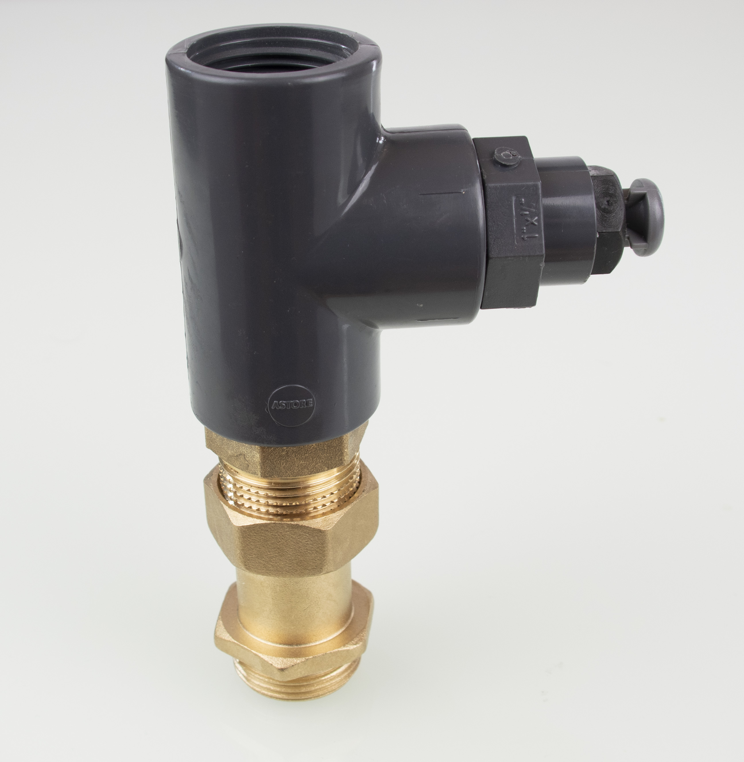 Adapter 1" mit Messingverschraubung zum Entleeren von Druckleitungen bei Unterwasserpumpen im Winter.