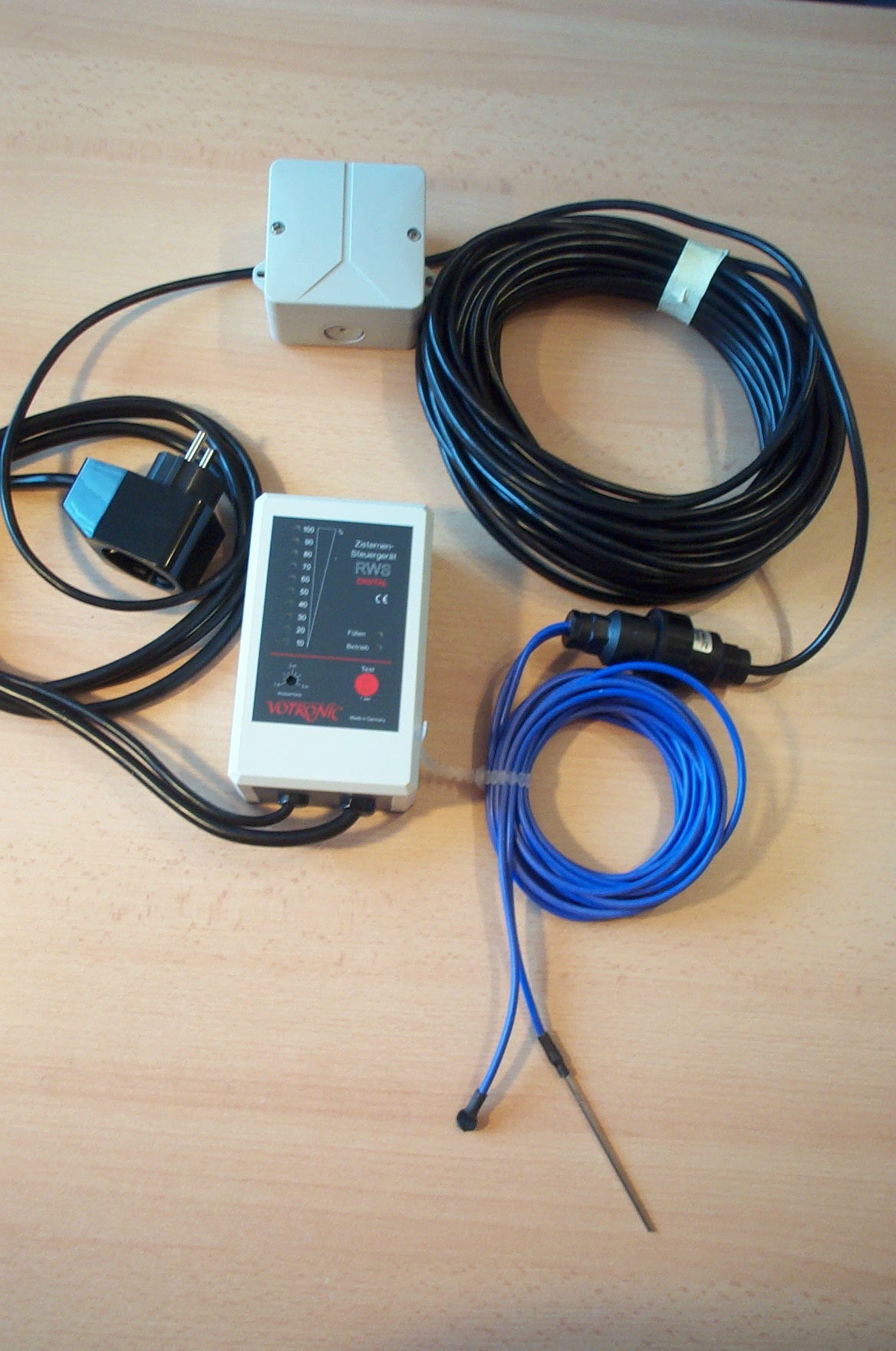 Lieferumfang Zisternensteuergerät RWS-KT Digital mit Füllstandsanzeige, Trinkwassereinspeisung, Trockenlaufschutz sowie Geber, Sensor, Fühler, Sonde von Votronic,  