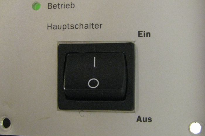 Beispiel: Schwarzer Hauptschalter mit weißen Ziffern, hier passte Geber 812448 geeignet für TEO, RMO