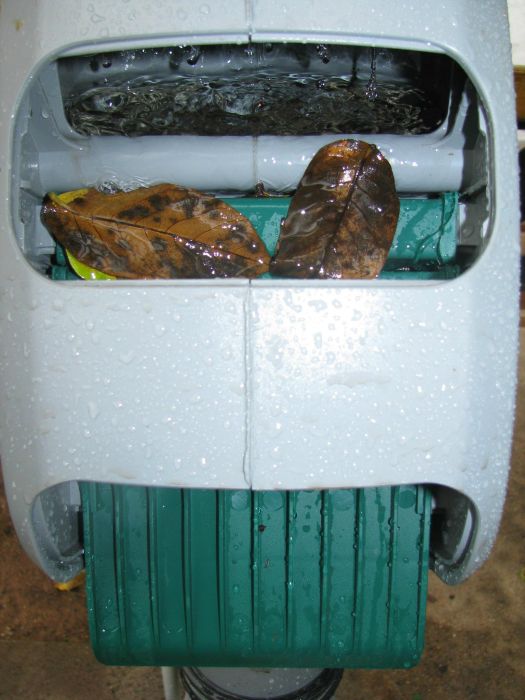 IMG_1711-700 Laubabscheider Rainus zum Einbau in Regenfallrohre im Praxisbetrieb