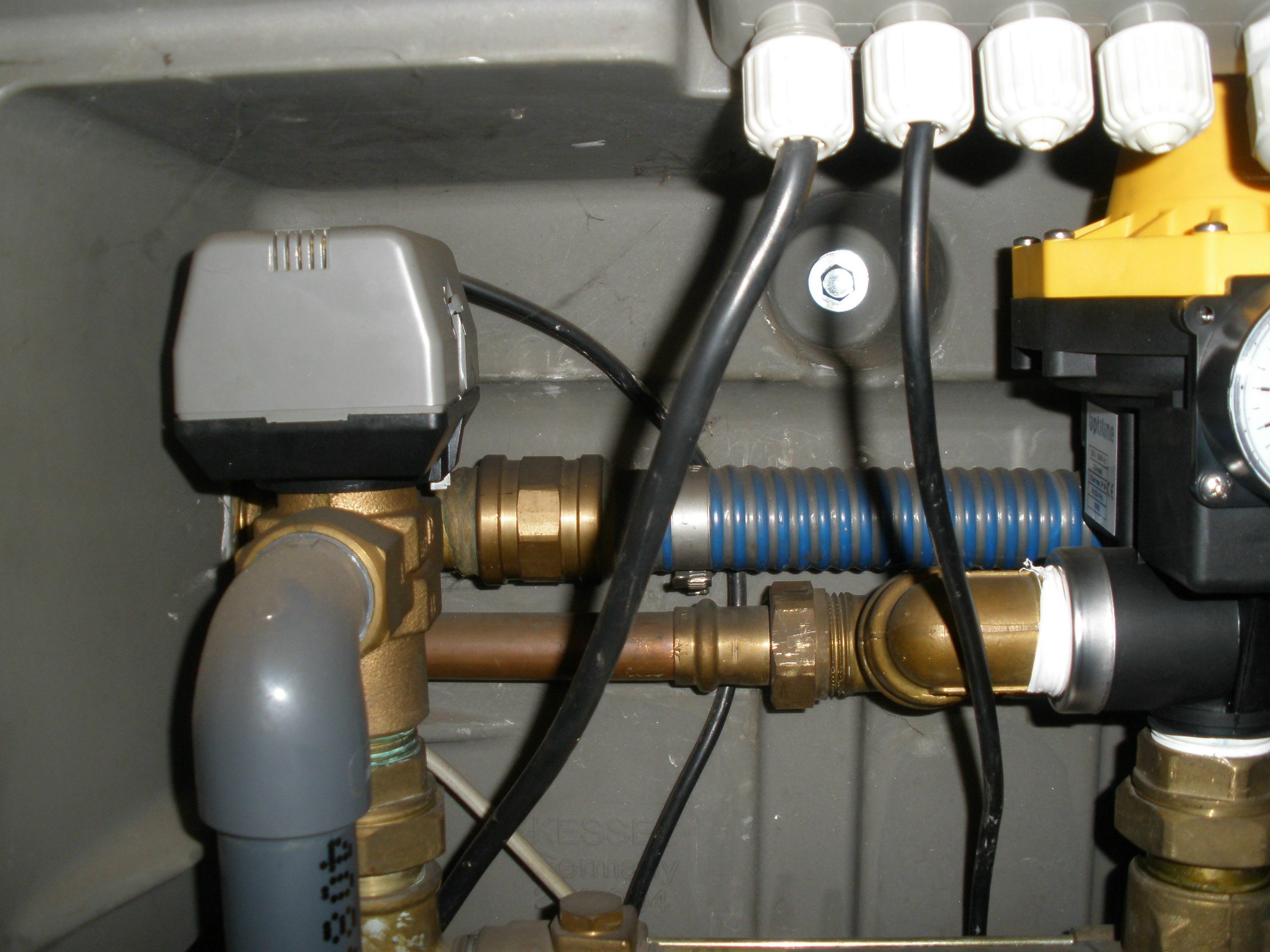 Anschlussdetail Regenwasserpumpenanlage AQABULL mit Aqatronic von Kessel