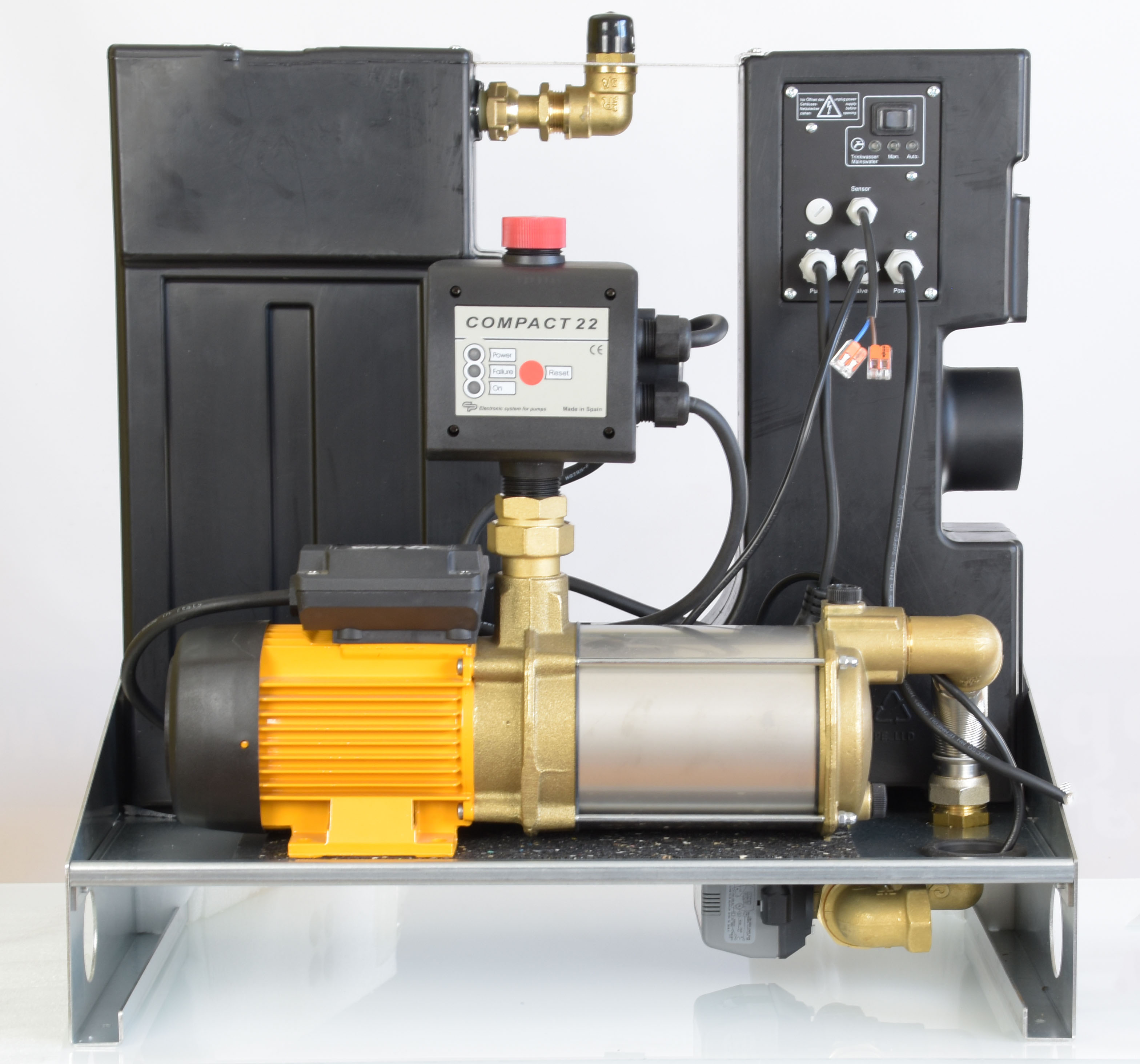 Regenwassermanager AMRES mit Espa Pumpe Aspri 15-4, Druckregler mit Manometer (seitlich)